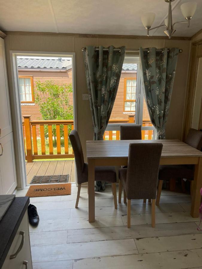 Stonham Aspall Fern Lodge With Hot Tub מראה חיצוני תמונה