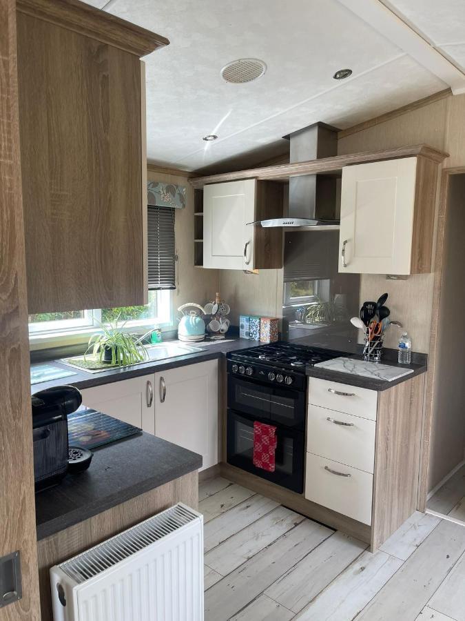 Stonham Aspall Fern Lodge With Hot Tub מראה חיצוני תמונה