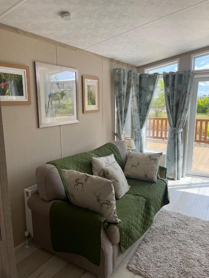 Stonham Aspall Fern Lodge With Hot Tub מראה חיצוני תמונה
